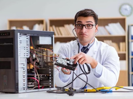 Tehnician informatică la lucru